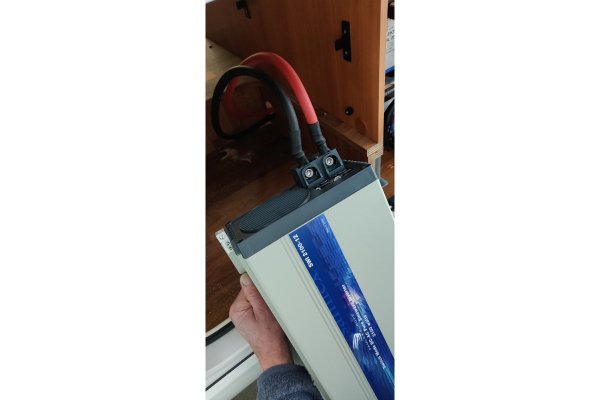 Omvormer 2100W SWI-2100S-12 in: 12V DC uit: 230V AC sinus